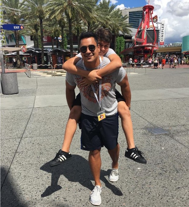 Xanddy se divertindo com o filho, Victor, em Orlando (Foto: Reprodução/Instagram)
