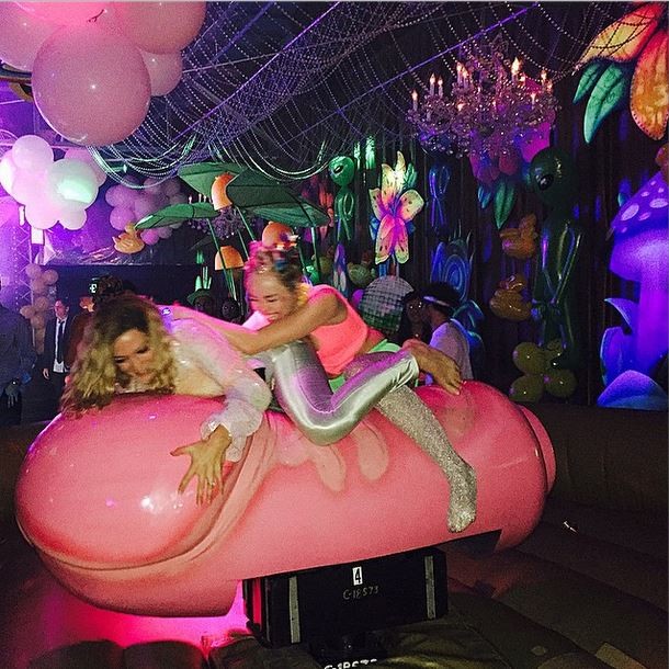 Miley Cyrus e amiga durante festa de aniversário (Foto: Instagram)