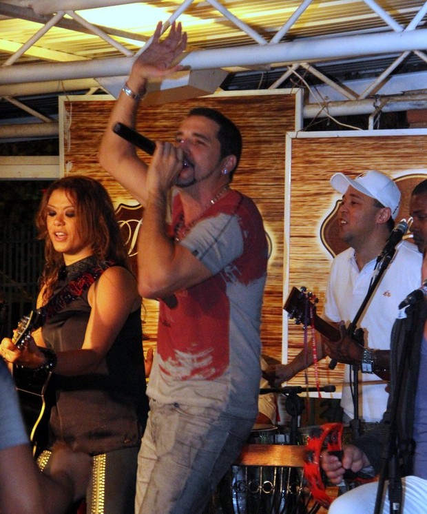 Latino em show no Rio (Foto: Marcus Pavão/ Ag. News)