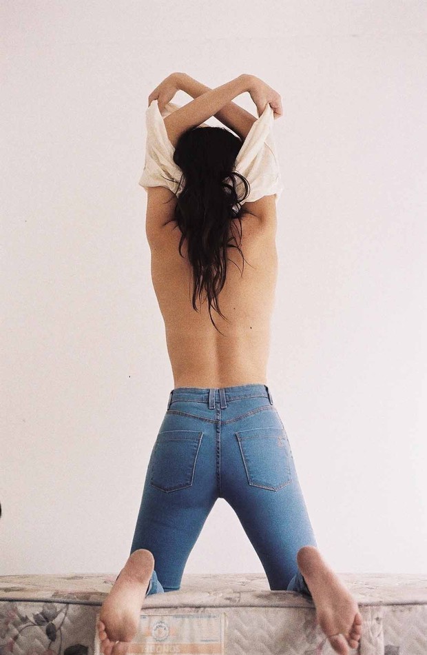 Caroline Abras tira a blusa em campanha sensual de jeans (Foto: Thany Sanches / Divulgação )