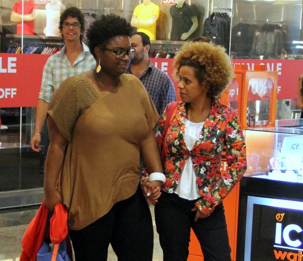 Elen Oleria passeia com a namorada em shopping no RJ (Foto: Marcus Pavão/AgNews)