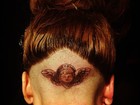 Lady Gaga faz tatuagem na cabeça