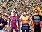 Caio Castro surfa com amigos, mostra tanquinho e fãs vão à loucura
