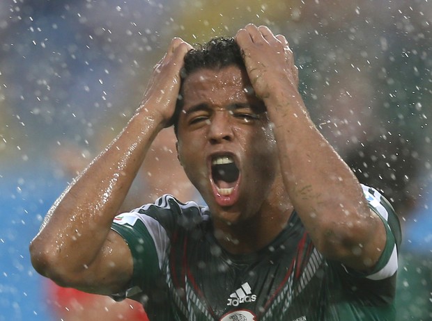 Giovani Dos Santos reclama de gol anulado do México (Foto: REUTERS/Toru Hanai)