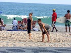 Fernanda Lima e Rodrigo Hilbert jogam vôlei de praia no Leblon