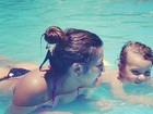 Priscila Pires brinca em piscina com os  filhos