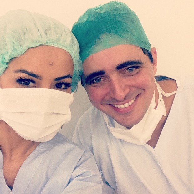 Sabrina Sato com médico em hospital (Foto: Reprodução_Instagram)