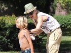 Mãezona, Gwen Stefani passa protetor solar no filho em programa família