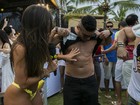 De biquininho, Nicole Bahls se diverte ao lado do ex-BBB Yuri na Bahia