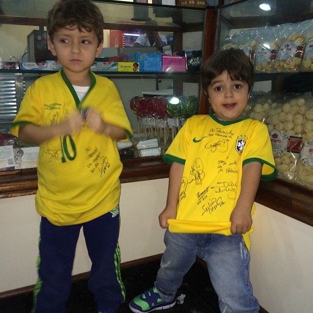 Pedro, filho de Juliana Paes, exibe autógrafos dos jogadores na camisa (Foto: Reprodução/Instagram)