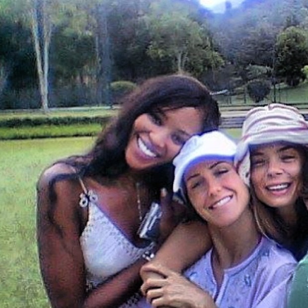 Alexia Dechamps ao lado de Naomi Campbell e Guilhermina Guinle (Foto: Instagram / Reprodução)