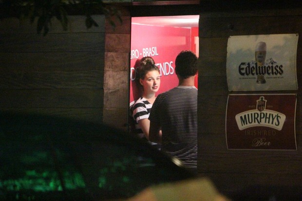 Isis Valverde em bar na Zona Oeste do Rio (Foto: Delson Silva/ Ag. News)