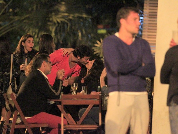 Helena Ranaldi e o namorado,Allan Souza Lima, em restaurante na Zona Sul do Rio (Foto: Delson Silva/ Ag. News)