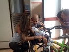 Ex-BBB Monique alegra crianças em hospital infantil: 'Emocionante'