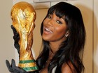 Naomi Campbell posa com réplica da taça da Copa: 'Vai, Brasil'
