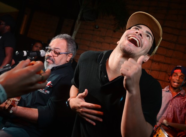Thiago Martins canta com Jorge Aragão em show no Rio (Foto: Ari Kaye/ Divulgação)