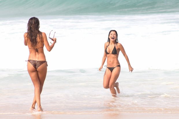 Anna Lima e amiga na praia (Foto: JC Pereira / AgNews)