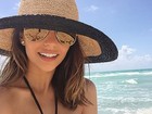 Carol Celico curte praia em Miami com biquíni de oncinha
