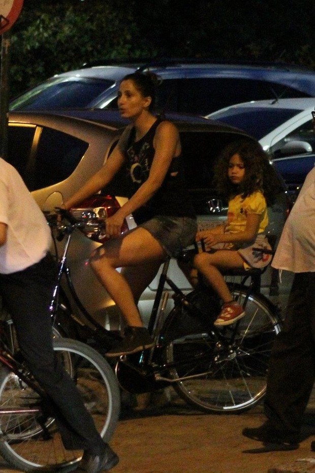 Camila Pitanga com a filha (Foto: JC Pereira/Agnews)