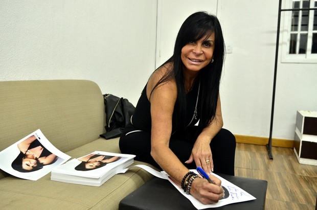 Gretchen autografa antes do início do show no Rio (Foto: Roberto Teixeira / EGO)