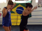 Grazi Massafera e Anna Lima fazem coreografia em ringue de luta