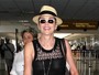 Sharon Stone, sem sutiã, é traída pelos flashes dos paparazzi