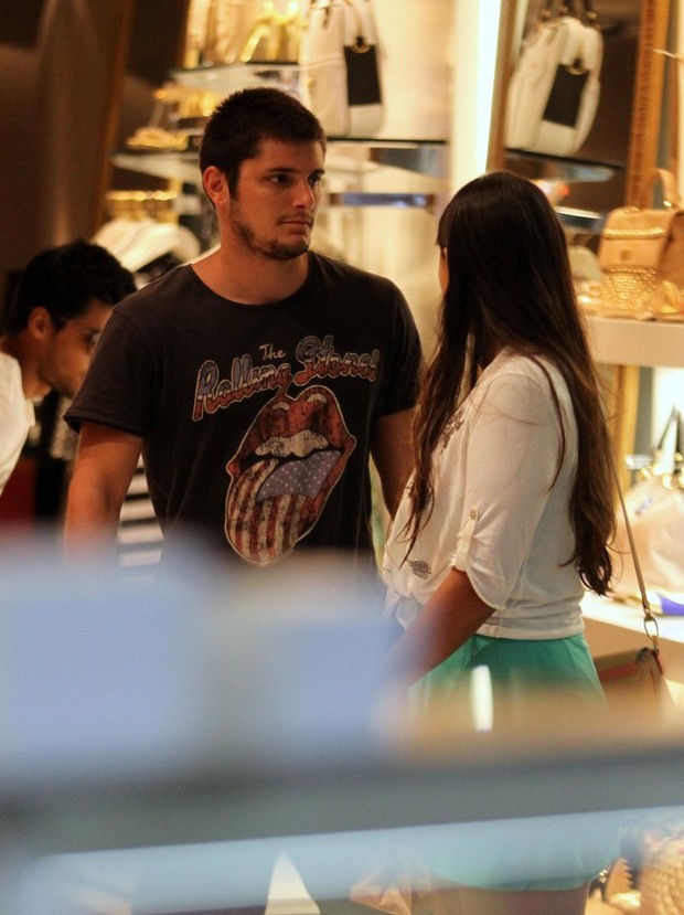 Bruno Gissoni vai as compras com a namorada, Yana Lavigne (Foto: Henrique Oliveira / Agnews)