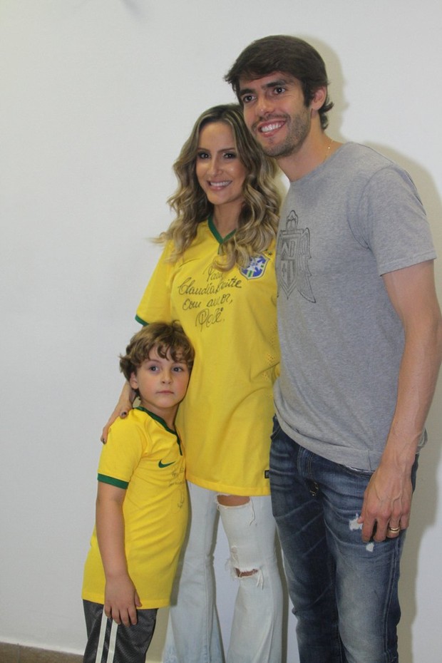 Claudia Leitte e o filho, David, posam com Kaká (Foto: Thiago Duran/AgNews)