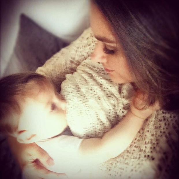 Fernanda Machado amamenta o filho (Foto: Reprodução/Instagram)