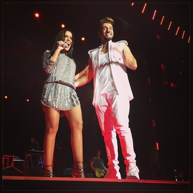 Anitta e Lucas Lucco em show em Minas Gerais (Foto: Instagram/ Reprodução)