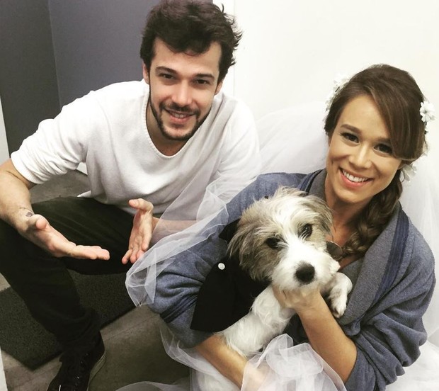 Jayme Matarazzo e Mariana Ximenes com Tito nos bastidores de Haja Coração (Foto: Reprodução/Instagram)