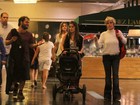Ana Maria Braga bate perna com a família em shopping no Rio
