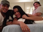 Gracy posta foto com cachorrinho e com o marido Belo: 'Família feliz'