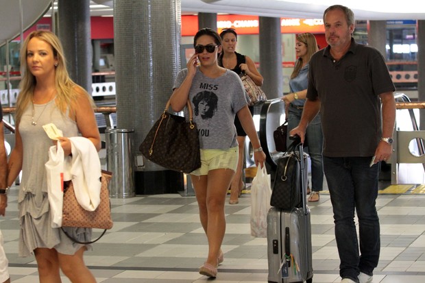 Tania Mara e Jaime Monjardim no aeroporto do RJ (Foto: Guilherme Henrique / FotoRioNews)