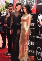 Irmãs Kylie e Kendall Jenner chamam atenção em tapete vermelho