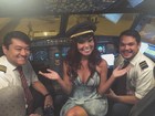 Carol Nakamura 'invade' cabine de avião e posa com pilotos