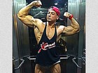 Felipe Franco faz pose para mostrar músculos e choca com veias saltadas