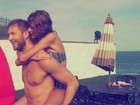 Taylor Swift posa agarradinha com o namorado, Calvin Harris