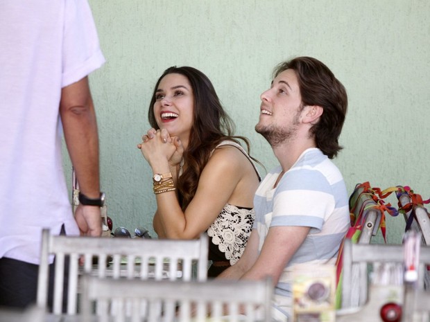 Fernanda Machado almoça com o namorado  (Foto: Marcos Ferreira / FotoRioNews)