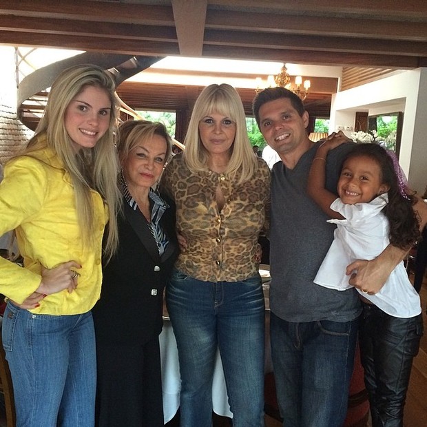 Bárbara Evans posta foto com a família (Foto: Instagram / Reprodução)