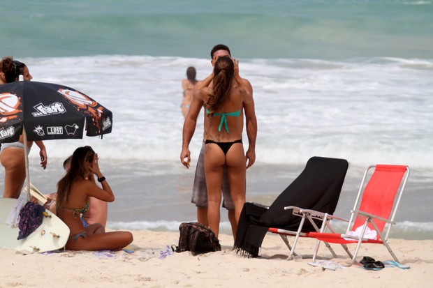 Ronaldo e namorada na praia do Leblon, RJ (Foto: Wallace Barbosa/AgNews)