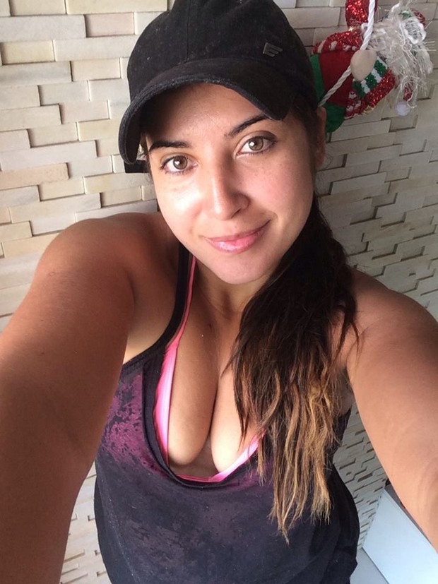 Priscila Pires posta foto antes de sair de casa para malhar (Foto: Facebook)