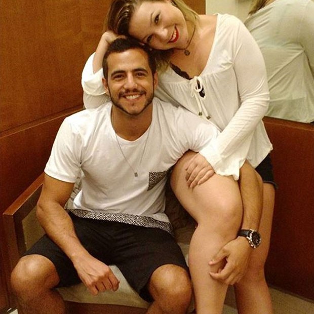 Ex-BBBs Matheus e Maria Claudia posa juntinhos (Foto: Instagram/ Reprodução)