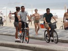 Agora noivos, Ronaldo anda de bicicleta e Paula Morais de skate, na orla do Rio