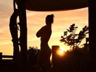 Alessandra Ambrósio exibe curvas perfeitas ao posar contra o sol