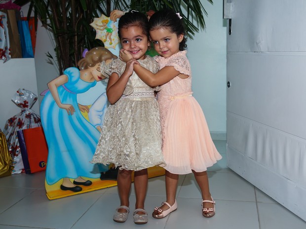 Izabella e Helena, filhas gêmeas do cantor Lucinao, em festa em São Paulo (Foto: Manuela Scarpa e Marcos Ribas/ Foto Rio News)