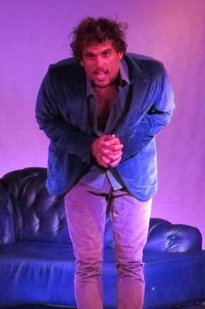 Felipe Roque em cena na estreia do espetáculo Crônicas do amor mal amado, no Rio (Foto: Thiago Ramalho/Divulgação)