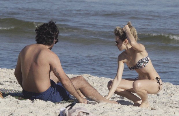 Bianca Bin com o marido na praia (Foto: Delson Silva / Ag News)