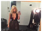 Kim Kardashian posa decotada para selfie