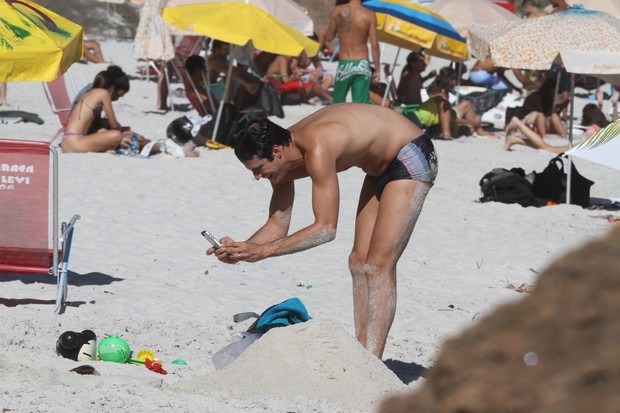 Mateus Solano na praia (Foto: Delson Silva / Agnews)